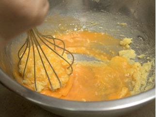 無鹽奶油軟化後，和細砂糖，香草露攪拌均勻，接著加入蛋液拌勻