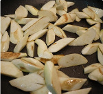 先將茭白筍削去較老的部分，切成滾刀塊；鍋裡放一大匙油，放入茭白筍，煎至金黃後，起鍋備用