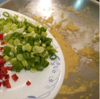 接著加入蔥末和辣椒末略微拌炒