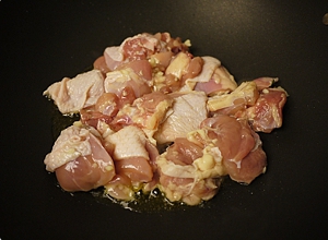 雞肉切塊用醃料醃20分鐘，熱油鍋將雞肉煎至微焦