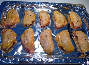 雞翅排入烤盤，放入已經預熱至250度的烤箱中烤15分鐘或至金黃色