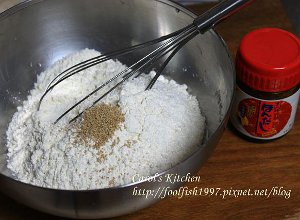 把山藥泥加入麵粉、鰹魚粉、海鹽和水，攪拌均勻成麵糊