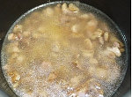 米洗好加入3杯水（米和水的比例為1：1），放入電鍋內，接著加入雞肉