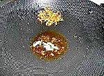 熱鍋後，先爆香櫻花蝦，待香氣出來後，暫時先撥到鍋邊，將蔥白放入爆香