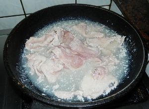 肉片燙熟擺盤