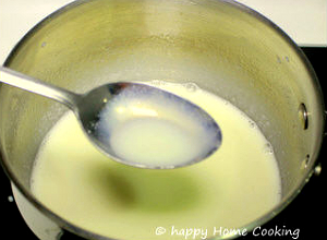 在鍋中將吉利丁粉和砂糖拌勻，倒入鮮奶，開火把吉利丁粉和砂糖煮溶