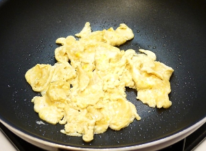 拿一大碗，打入2顆蛋，再加入醬油打散；接著起油鍋，待油熱後加蛋，把蛋炒散
