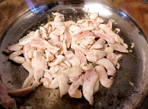 雞肉切條，加入醃料醃15分鐘；熱鍋後，加入2大匙油，把雞肉炒熟，盛起備用
