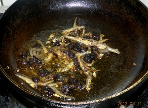 起油鍋，加入豆豉魚干炒出香味