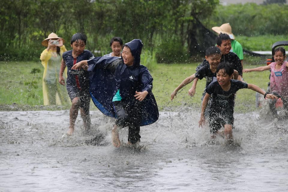 下雨天小朋友也不害怕泥濘，在田中奔跑、玩鬧。