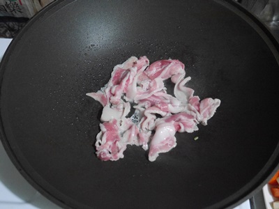油鍋熱後，放入肉片炒至七分熟，然後先置入盤中