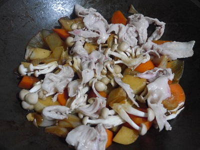 等待大約15～20分鐘，馬鈴薯及紅蘿蔔煮軟了後，最後加入肉片及菇類