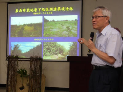 林務局造林生產組組長楊駿憲說明如何在海邊造林