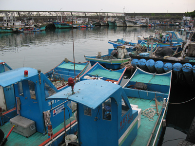 漁港內停滿了大大小小各式漁船