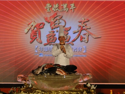 胡興華副主委化身漁業總舖師為大家介紹年節用魚