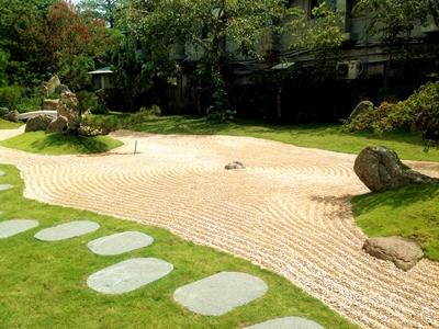 日式庭園的枯山水景色，以細砂石呈現流水波紋的意象