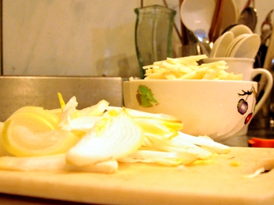 馬鈴薯及洋蔥洗淨去皮切成細條狀，洋蔥記得要順著紋理切才容易化