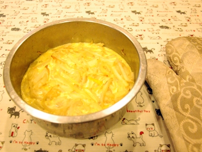 將蛋、牛奶攪拌均勻，並加入鹽巴調味，倒入馬鈴薯及洋蔥中再烤10分鐘即可上桌