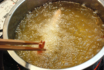 大火燒熱2杯油，用筷子夾住蝦捲放入油裏以高溫將蝦捲炸至定型
