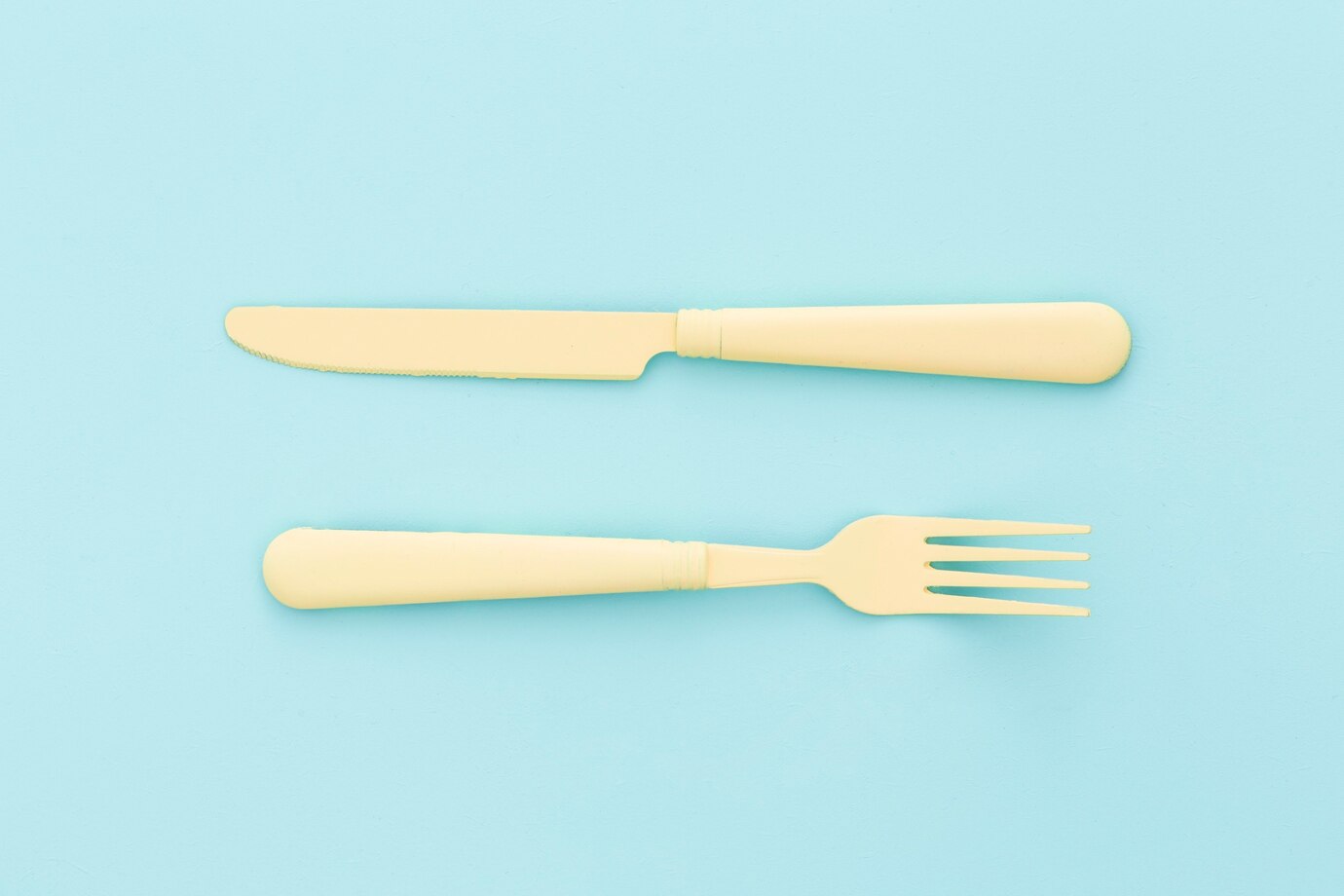 可使用兒童專用刀具，或蛋糕塑膠刀也可切質地較軟的食材