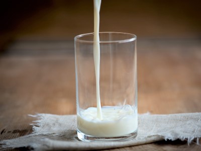 牛奶富含鈣質，但不適合乳糖不耐症的人。(photo / pixabay_Pezibear)