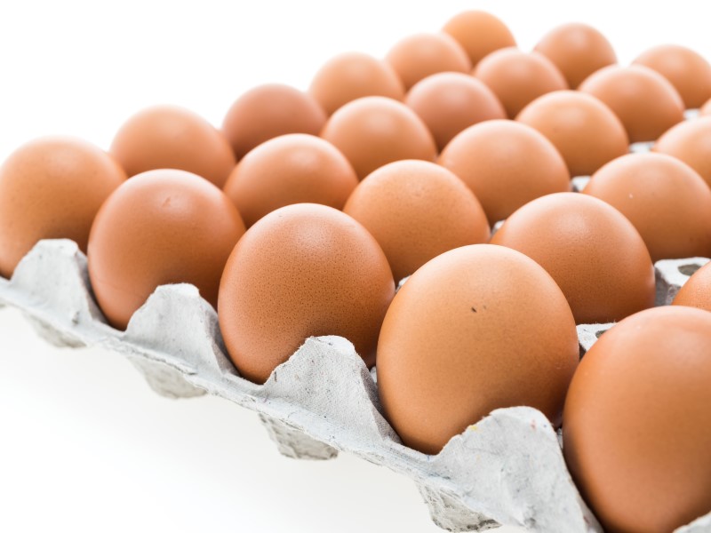 洗選蛋是經過清洗、檢測、殺菌等清潔程序的雞蛋。(@mrsiraphol_freepik)