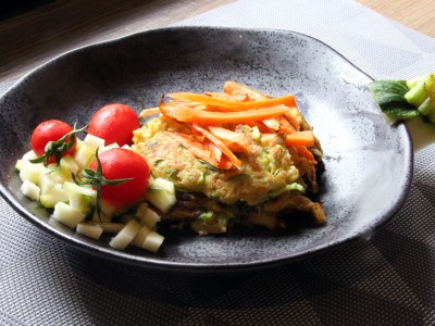 夏南瓜刨絲跟蛋一起料理，配上其他蔬菜，既簡單又健康！（photo / 黃薏芠拍攝）