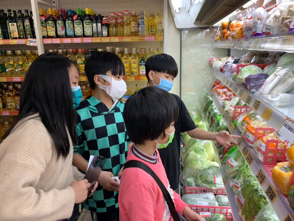 學生徒步校外生鮮超市採買食材