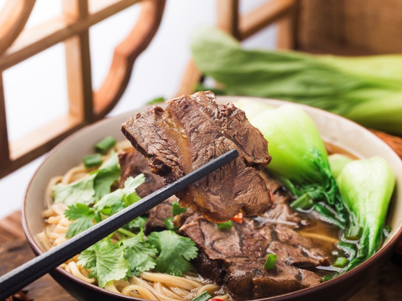 牛肉麵是臺灣特色小吃。(photo / @dashu83_pixabay)