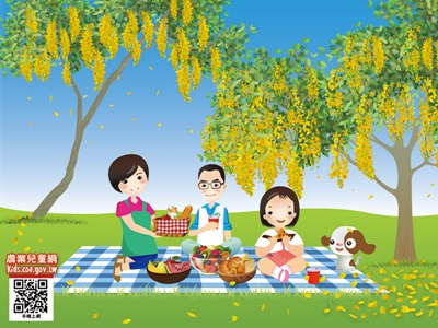 Mita一家在阿勃勒樹下野餐，邊欣賞浪漫的黃金雨！