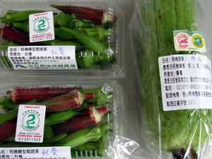 山川市集裡賣的蔬菜，每項都一定標有生產者與有機標章（照片由洪翠蓮攝影）