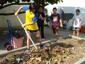 自製堆肥有機土　瑞平菜園學生一肩扛