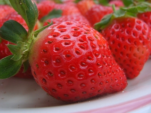 草莓顏色紅咚咚　色香味俱全