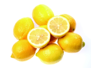 黃皮檸檬接近成熟，所以較綠皮檸檬香氣淡也較甜