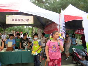 不僅種稻，東榮國小的學生也學習產銷行銷的重要