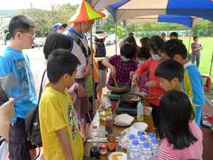 學生們忙著下廚，自製蘿蔔糕義賣，籌措畢業旅行經費