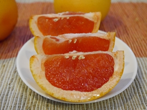 葡萄柚微酸又帶點甘甜，維生素好豐富！